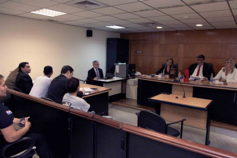 Imágen de un juicio oral y público desarrollado en el Palacio de Justicia de Asunción