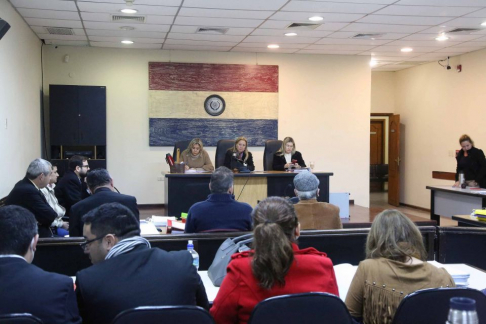 Desarrollo de una audiencia oral en la capital.