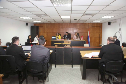 Desarrollo de una audiencia oral en la capital.