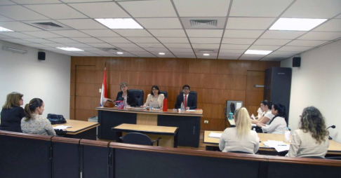 Desarrollo de una audiencia oral en la capital.