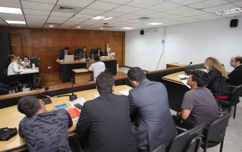 Desarrollo de una audiencia oral en la capital.