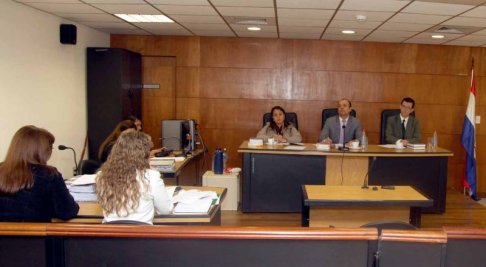 Imágen de un juicio oral y público desarrollado en el Palacio de Justicia de Asunción