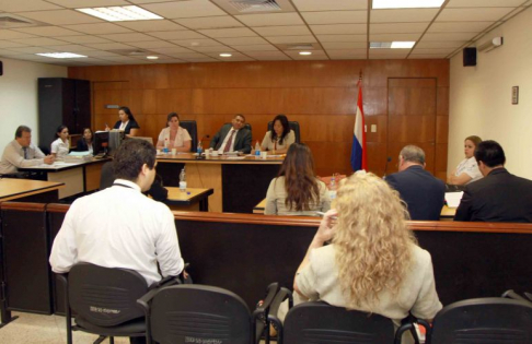 Imágen de un juicio oral y público desarrollado en el Palacio de Justicia de Asunción