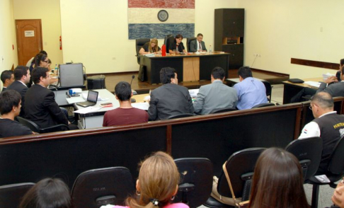 Imágen de un juicio oral y público desarrollado en el Palacio de Justicia de Asunción
