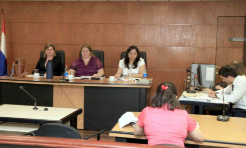 Imágen de un juicio oral y público desarrollado en el Palacio de Justicia de Asunción