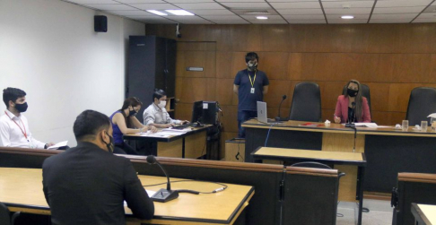 Desarrollo de una audiencia oral en la capital.