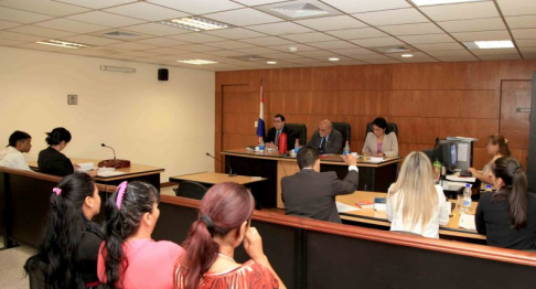 Imágen de un juicio oral y público desarrollado en el Palacio de Justicia de Asunción