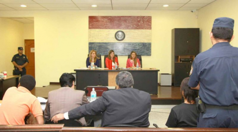 Imágen de un juicio oral y público desarrollado en el Palacio de Justicia de Asunción