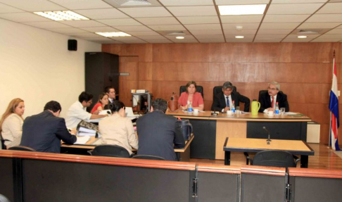 Imágen de un juicio oral y público desarrollado en el Palacio de Justicia de Asunción