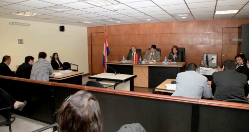 Imágen de un juicio oral y público desarrollado en el Palacio de Justicia de Asunción