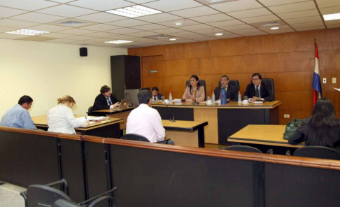 Imágen de un juicio oral y público desarrollado en el Palacio de Justicia de Asunción