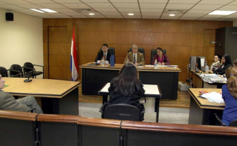 Imágen de un juicio oral y público desarrollado en el Palacio de Justicia de Asunción