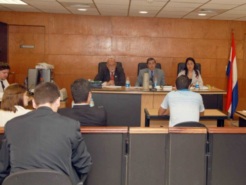 Imagen de un juicio oral y público desarrollado en el Palacio de Justicia de Asunción