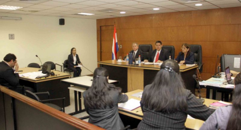 Imágen de un juicio oral y público desarrollado en el Palacio de Justicia de Asunción