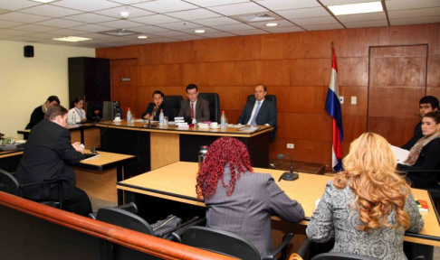 Imágen de un juicio oral y público desarrollado en el Palacio de Justicia de Asunción