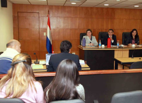 Imagen de un juicio oral y público desarrollado en el Palacio de Justicia de Asunción