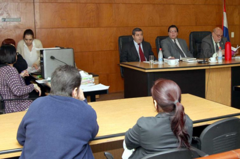Imágen de un juicio oral y público desarrollado en el Palacio de Justicia de Asunción