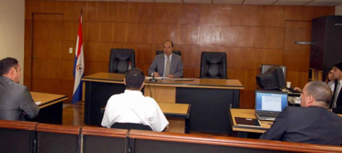Imágen de un juicio oral y público desarrollado en el Palacio de Justicia de Asunción