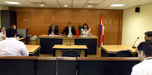 Imágen de un juicio oral y público desarrollado en el Palacio de Justicia de Asunción