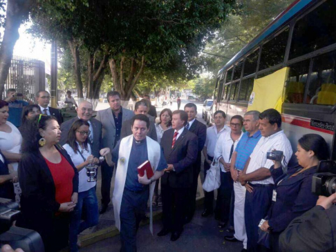 Momento de la bendición de los transportes que realizaron el viaje simbólico desde la basílica hasta el Palacio de Justicia de Caacupé.