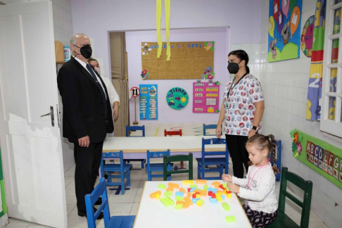 El ministro de la CSJ, Luis María Benitez Riera recorrió las instalaciones de la guardería. 