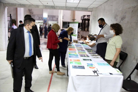 El Instituto de Investigaciones Jurídicas (IIJ) de la Corte Suprema de Justicia realizó este martes la feria de libros en la plazoleta del Palacio de Justicia de Asunción.