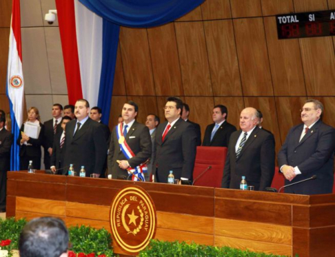 El presidente de la Corte Suprema, Dr. Antonio Fretes, junto al presidente de la República Federico Franco, el titular de Diputados Juan Bartolomé Ramírez, el presidente del Congreso, Julio César Velázquez, y el vicepresidente de la República Oscar Denis.