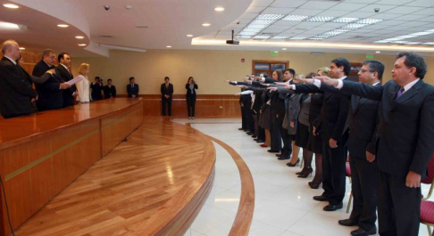 Los designados y confirmados hacen el juramento.