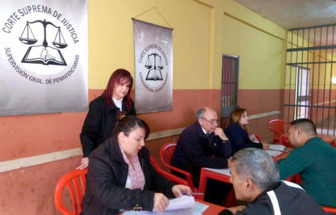 Verificando expedientes en la Penitenciaría Regional de Coronel Oviedo.