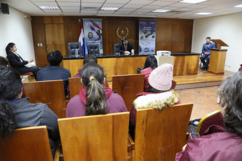 Estudiantes del Colegio Santa Clara visitaron el Palacio de Justicia.