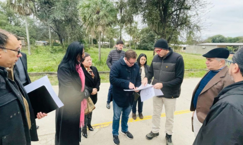 Durante la reunión se realizó un estudio del terreno y se analizaron los planos preliminares del proyecto edilicio. 