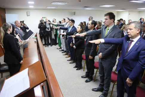En la sala de conferencias del Palacio de Justicia de Asunción se llevó a cabo el acto de juramento de rigor a jueces, miembros de tribunales y una defensora pública.