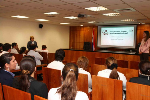 La ministra de la Corte Suprema de Justicia, Gladys Bareiro de Módica junto a la directora de Propiedad Intelectual, Gabriela Talavera,  durante una de las últimas jornadas realizadas sobre el tema.