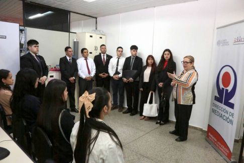 Visita guiada en sede judicial de Asunción a alumnos de la UTIC.