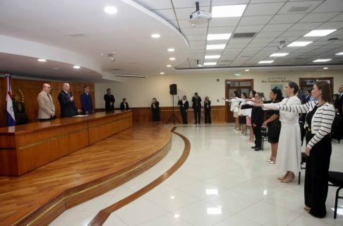 Autoridades judiciales tomaron juramento a magistrados y defensores.