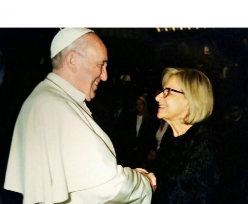 La titular de la Corte, doctora Alicia Pucheta, saluda al papa Francisco.