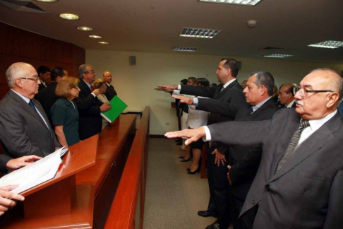 Los nuevos magistrados prestando el juramento de rigor.