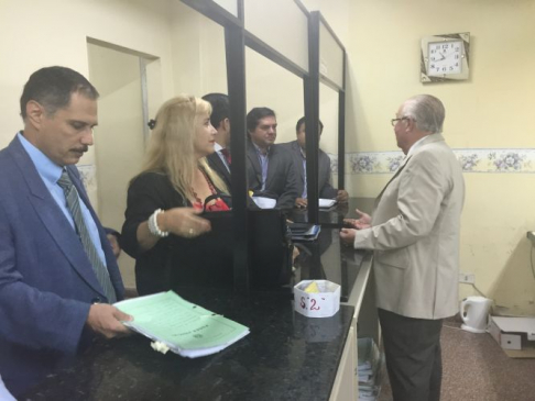 El ministro Miguel Óscar Bajac recorriendo los juzgados.