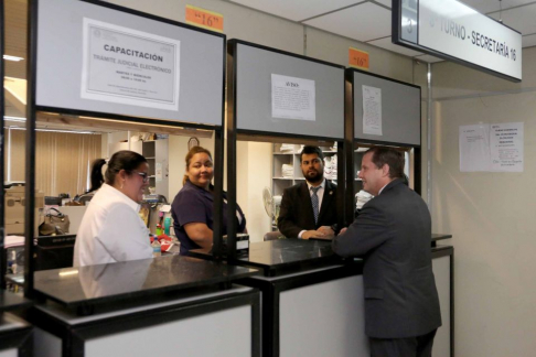 El doctor Martínez Simón inició su recorrido puntualmente a las 07:00.