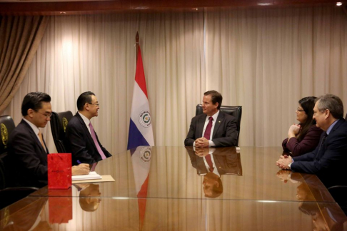 La visita de cortesía se llevó a cabo en el noveno piso del Palacio de Justicia de Asunción.