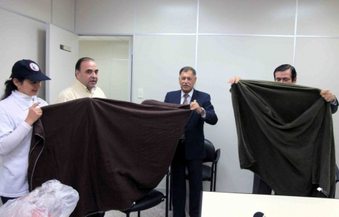 La entrega de las frazadas estuvo a cargo del doctor Rigoberto Zarza, director del Sistema Nacional de Facilitadores Judiciales.