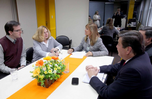Suzanne Hayden, fiscal federal experta en lavado de dinero de EE.UU., se reunió con la directora del Registro de Automotores, Julia Cardozo.