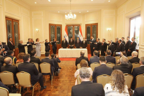 Ceremonia protocolar de juramento de Embajadores Extraordinarios y Plenipotenciarios de la República del Paraguay ante varios países.