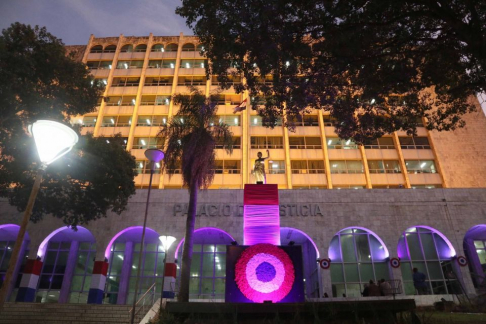 Palacio de Justicia de la Capital luce colores patrios por el mes de la Independencia.