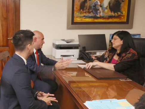 Ministra Carolina Llanes recibió al nuevo Decano de la Facultad de Derecho y Ciencias Sociales de la UNA.