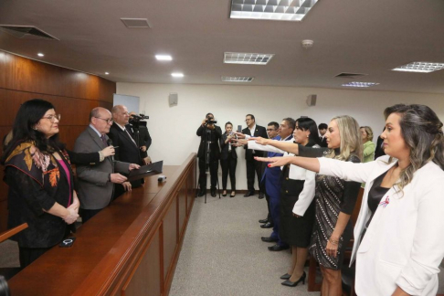 Autoridades judiciales tomaron juramento a jueces y fiscal.
