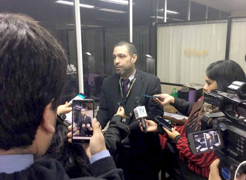 El abogado Mario Elizeche, director de Auditoría de Gestión Judicial, junto a los periodistas que cubren el área judicial. 