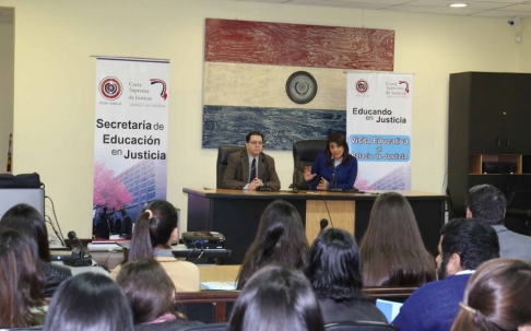Jueces piden a estudiantes ser colaboradores en lograr una justicia más transparente