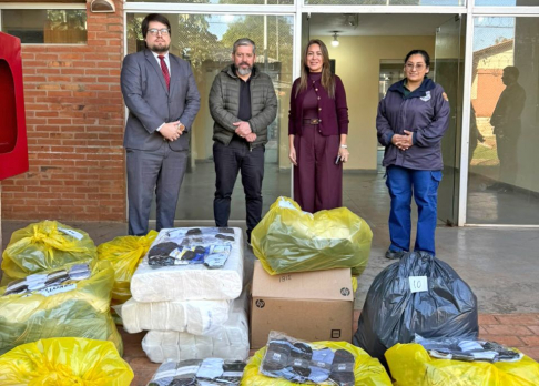 Entregaron abrigos a adolescentes del Centro Educativo Itauguá en el marco de la campaña “Abrigando con Esperanza”.