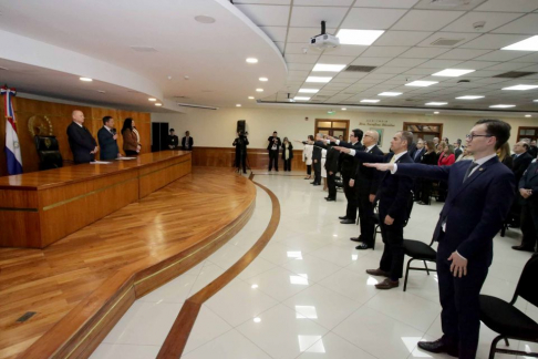 Autoridades judiciales tomaron juramento a magistrados, fiscal y defensora.